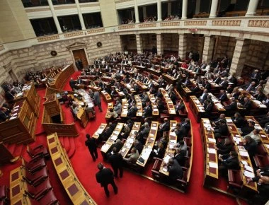 Βουλή: Τι περιλαμβάνει το πολυνομοσχέδιο για πλειστηριασμούς και απεργίες